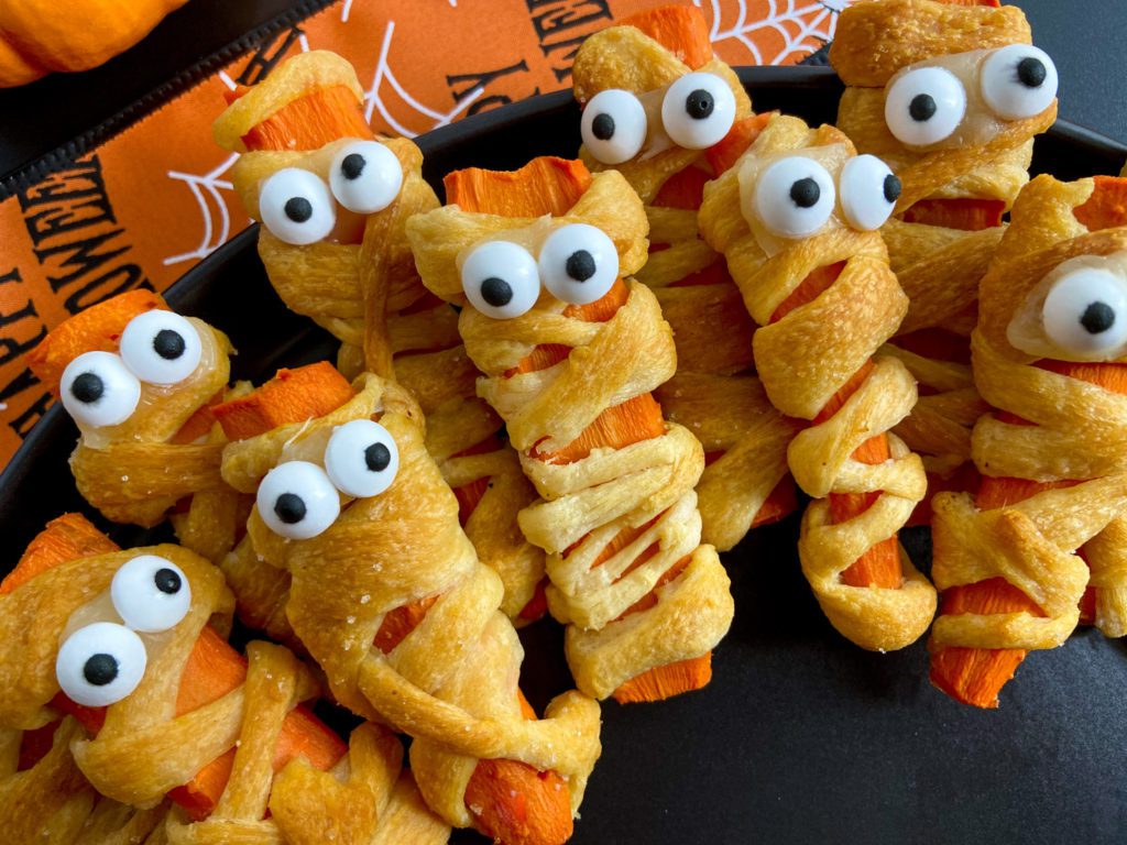 Halloween carrot mummies