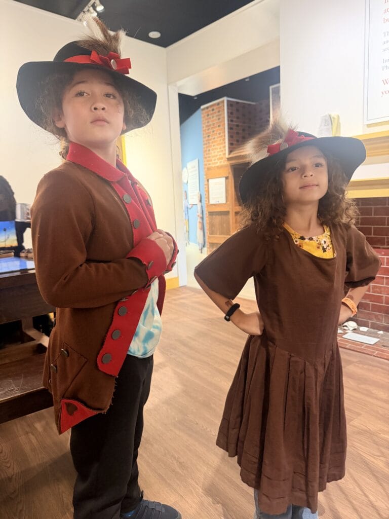 Kids dressed up like Americans in the 1700s.