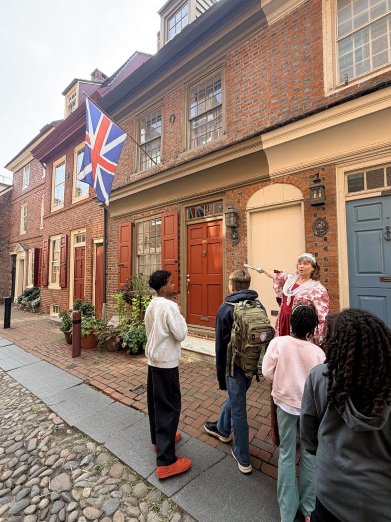 Kids on tour in Elfreth's Alley